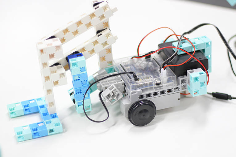 イノベーターを育成！ロボットプログラミング教材「ArTecRobo」が作る未来 |  i:Engineer(アイエンジニア)｜パーソルテクノロジースタッフのエンジニア派遣
